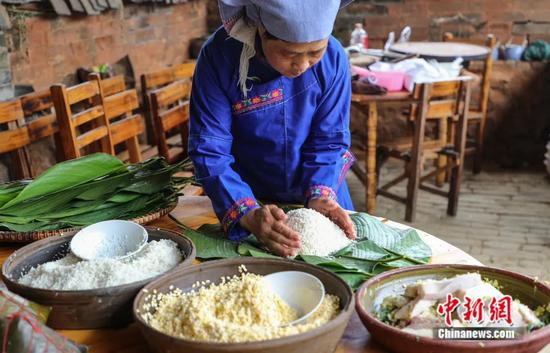 图为民众在包粽子。横州市融媒体中心供图