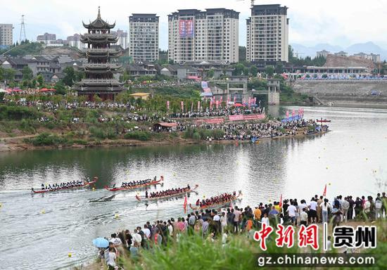 5月31日,贵州省铜仁市松桃苗族自治县的参赛队伍在进行龙舟比赛。 5月31日,贵州省铜仁市松桃苗族自治县的参赛队伍在进行龙舟比赛。