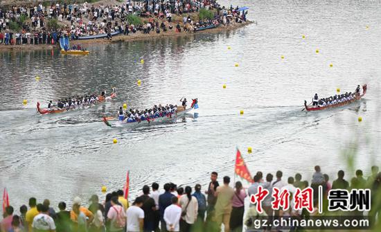 5月31日,贵州省铜仁市松桃苗族自治县的参赛队伍在进行龙舟比赛。 5月31日,贵州省铜仁市松桃苗族自治县的参赛队伍在进行龙舟比赛。