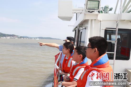 学生体验海上巡航。 大麦屿边检站 供图