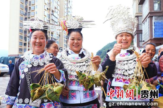 剑河县幸福社区居民们齐聚一堂包粽子。杨洁茹 摄 剑河县幸福社区居民们齐聚一堂包粽子。杨洁茹 摄