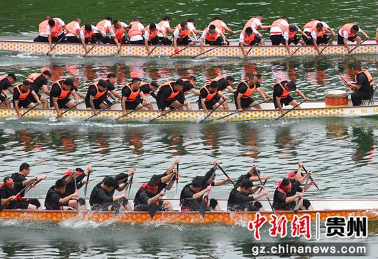 5月31日,贵州省铜仁市松桃苗族自治县的参赛队伍在进行龙舟比赛。 5月31日,贵州省铜仁市松桃苗族自治县的参赛队伍在进行龙舟比赛。