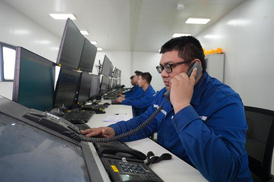 图为:5月29日22时42分,伴随着AGC(自动发电控制)系统接收到新疆电力调度控制中心第一个调度指令,中国绿发新疆中绿电若羌400万千瓦光伏项目成功实现全容量转商运行 苏波 摄 图为:5月29日22时42分,伴随着AGC(自动发电控制)系统接收到新疆电力调度控制中心第一个调度指令,中国绿发新疆中绿电若羌400万千瓦光伏项目成功实现全容量转商运行 苏波 摄