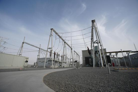 图为:中绿电若羌北220千伏升压汇集站 苏波 摄 图为:中绿电若羌北220千伏升压汇集站 苏波 摄