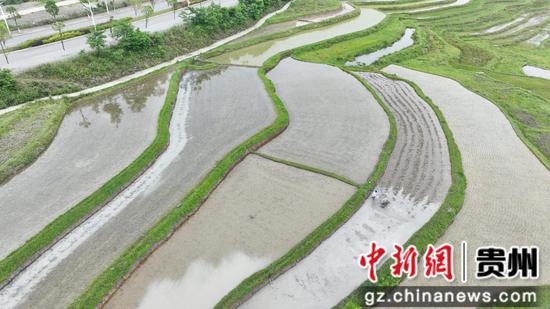 村民忙碌在田间地头 村民忙碌在田间地头