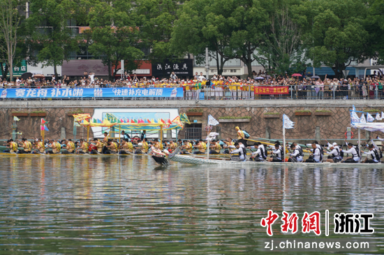 龙舟赛现场。崔建霞 摄