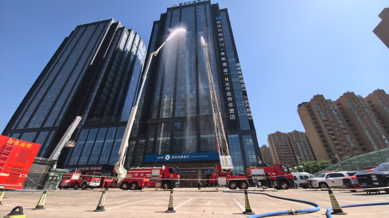 图为举高消防车对起火建筑进行灭火。 刁慕晨 摄 图为举高消防车对起火建筑进行灭火。 刁慕晨 摄
