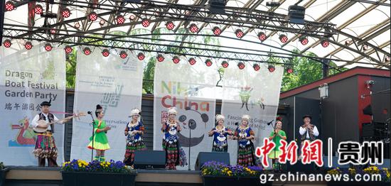 现场的贵州精彩歌舞展演。中共贵州省委宣传部供图