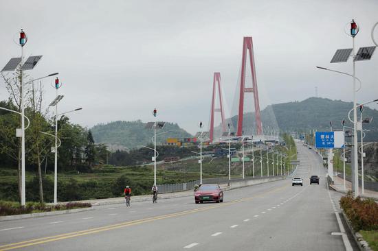 骑手穿越龙里河大桥