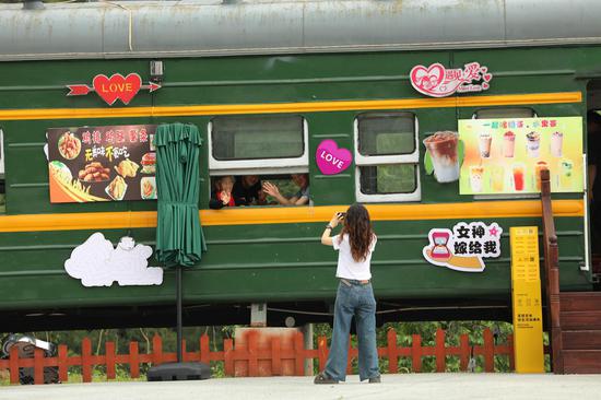 游客在龙里河大桥桥头打卡合影