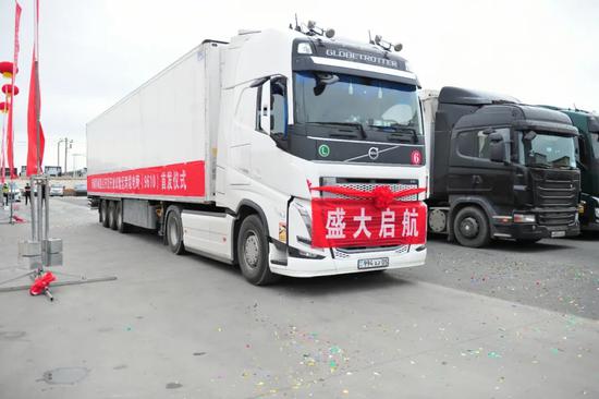 6辆车从海关监管库放行。塔城地区融媒体中心记者汪春林摄 6辆车从海关监管库放行。塔城地区融媒体中心记者汪春林摄