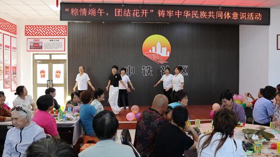 阿拉山口市艾比湖镇中铁社区活动现场。艾荣布鲁格 摄 阿拉山口市艾比湖镇中铁社区活动现场。艾荣布鲁格 摄