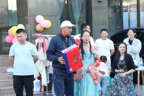 外籍友人参与游戏环节。格日乐图 摄 外籍友人参与游戏环节。格日乐图 摄