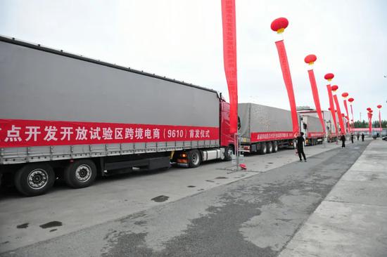 6辆车从海关监管库放行。塔城地区融媒体中心记者汪春林摄 6辆车从海关监管库放行。塔城地区融媒体中心记者汪春林摄