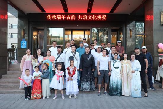 大家在活动现场合影留念。格日乐图 摄 大家在活动现场合影留念。格日乐图 摄