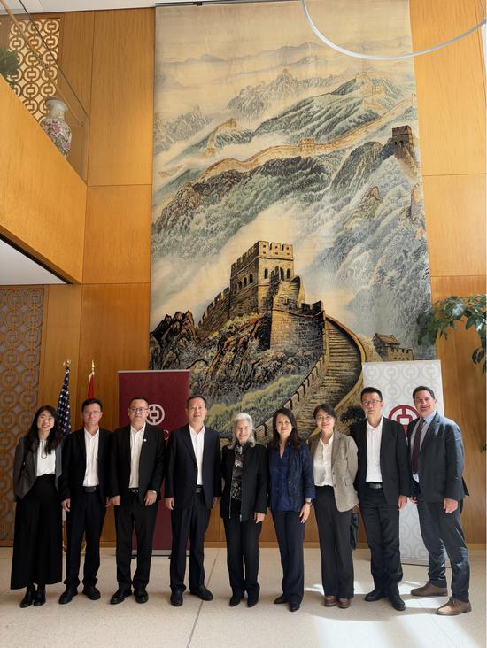 图为罗煜（右四）拜访美中关系全国委员会