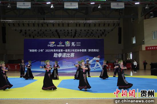 图为开幕式上苗族舞蹈《高山流水敬酒歌》。王先平 摄