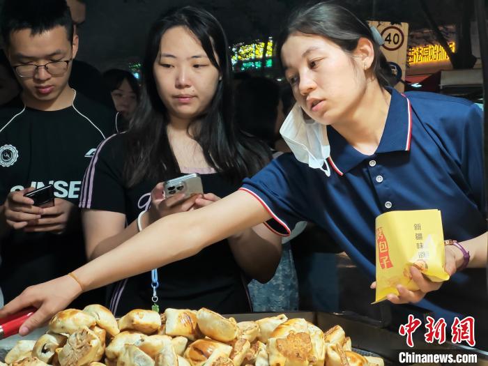 乌鲁木齐市“网红街”和田二街夜市“食”力全开