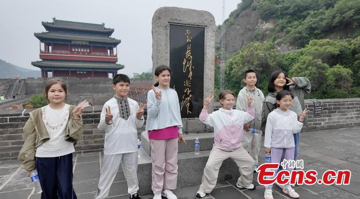 Xinjiang children celebrate Children's Day in Beijing: 