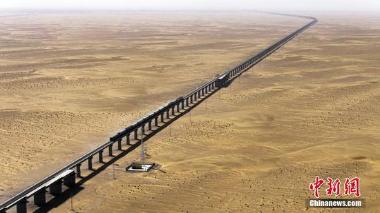 Photo taken on June 16, 2022 shows the Hotan-Ruoqiang Railway in Xinjiang Uyghur Autonomous Region. (Photo/China News Service) Photo taken on June 16, 2022 shows the Hotan-Ruoqiang Railway in Xinjiang Uyghur Autonomous Region. (Photo/China News Service)