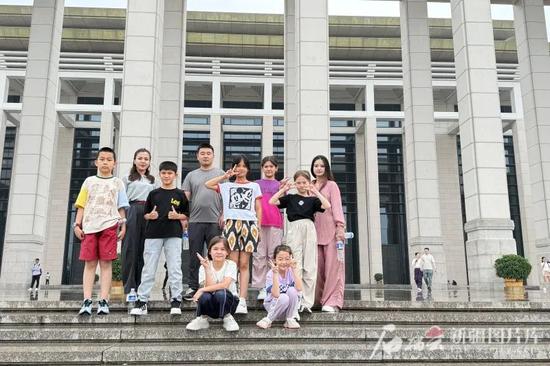 5月31日,师生们在中国国家博物馆前合影留念。石榴云/新疆日报记者 拍热扎提·阿不都 摄2