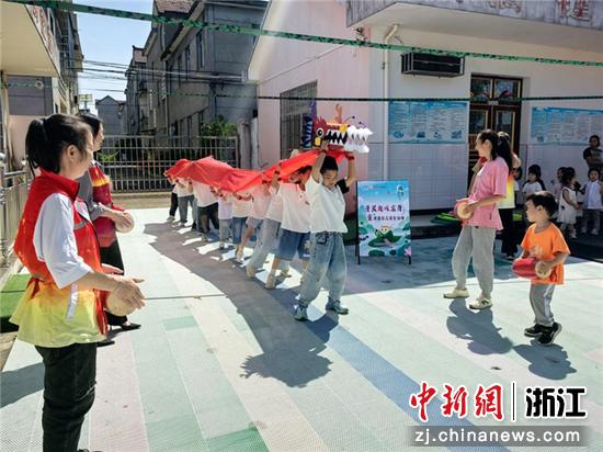 在江山市峡口镇，一群孩子在地上模拟龙舟竞渡。金忆龄 供图