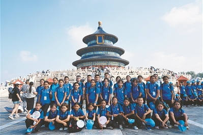 2024年8月1日,由北京市对口援疆项目资金支持的京墨融情交流夏令营圆满结束,为期一周的研学之旅,不仅为墨玉县青少年提供了宝贵的学习机会,也加深了京墨两地学生之间的友谊。