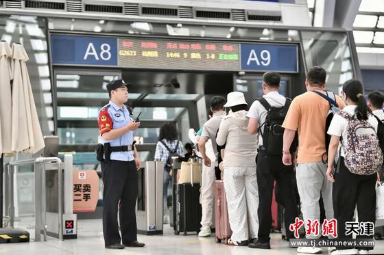 图为天津西站派出所民警在检票口维持秩序。（北京铁路公安局天津公安处供图）