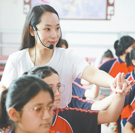 2023年6月7日,北京市第十一批援疆教师在和田县实验中学教授京剧礼仪。照片提供:李江江