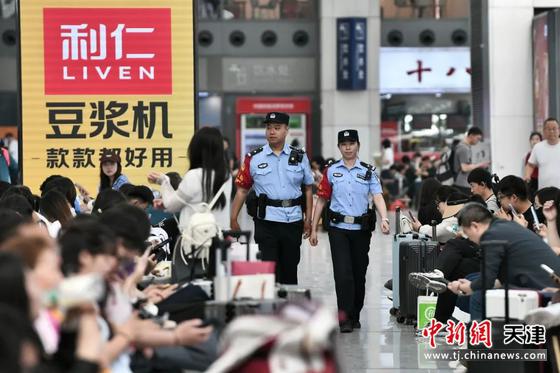 图为派出所民警在候车大厅开展巡逻巡视。（北京铁路公安局天津公安处供图）