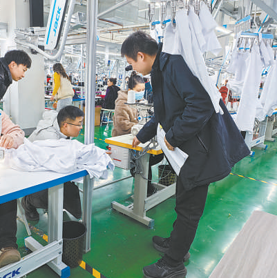 新疆纱纤亿产业互联网有限公司是2024年北京市援疆和田指挥部引入的广东企业,开业仅三个月迅速实现超4000万元的工业产值,带动当地逾千人就近就业。照片提供:李江江
