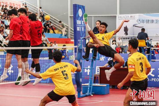 6月4日,缅甸男子藤球队队员在男子四人赛决赛中进攻。 中新社记者 瞿宏伦 摄 6月4日,缅甸男子藤球队队员在男子四人赛决赛中进攻。 中新社记者 瞿宏伦 摄