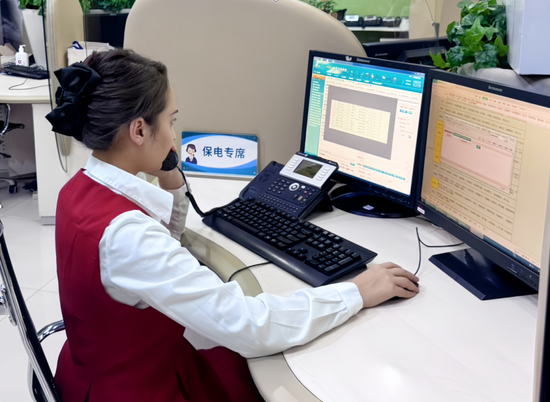 95598客服专员为全疆用户提供全天候话务服务。陈琛 摄 95598客服专员为全疆用户提供全天候话务服务。陈琛 摄