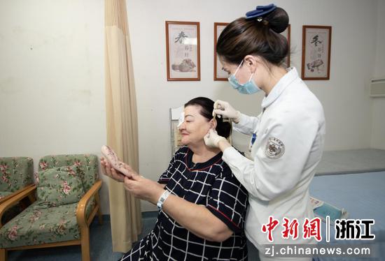患者体验中医护理技艺。浙江省中医院供图