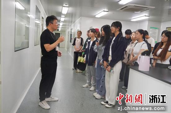 学生代表实地探访现代化药品研发中心。浙江中医药大学供图
