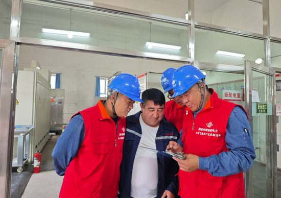 6月3日,国网乌鲁木齐供电公司员工在乌鲁木齐市第101中学,对该考点的电力设备进行全面“体检”。马小凡 摄 6月3日,国网乌鲁木齐供电公司员工在乌鲁木齐市第101中学,对该考点的电力设备进行全面“体检”。马小凡 摄
