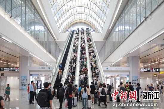 端午假期期间的杭州西站。湖杭铁路 供图 端午假期期间的杭州西站。湖杭铁路 供图