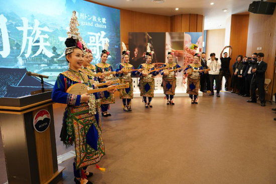 黔东南州歌舞团带来开场表演