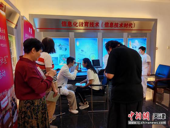 图为眼疾筛查现场。（国家老年大学天津分部供图）
