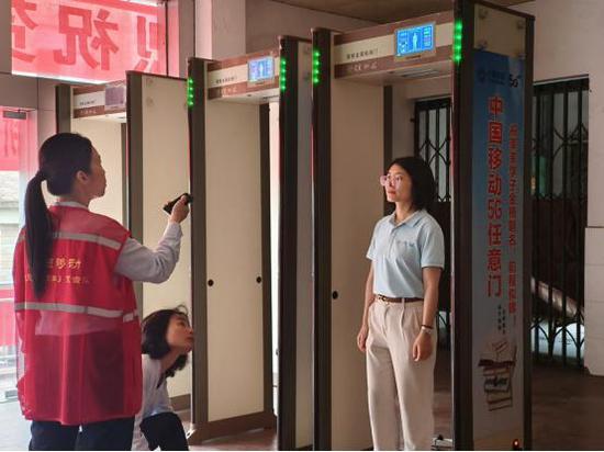 移动第三代智能安检门护航考生执笔化剑踏星途。陈小春 摄 移动第三代智能安检门护航考生执笔化剑踏星途。陈小春 摄