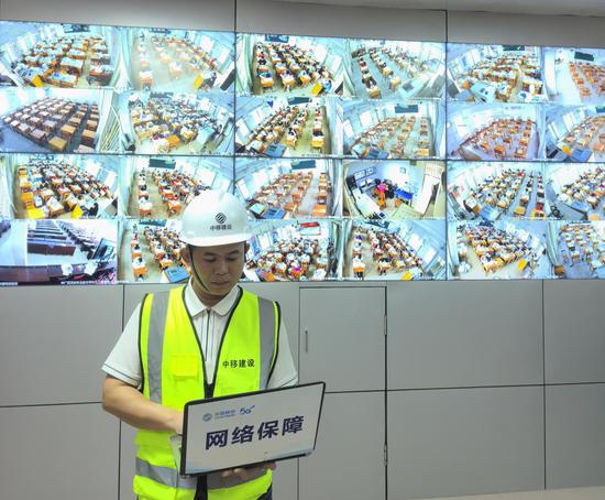 网络工程师提前对考场机房设备、传输线路等进行逐一排查。牛娇娇 摄 网络工程师提前对考场机房设备、传输线路等进行逐一排查。牛娇娇 摄