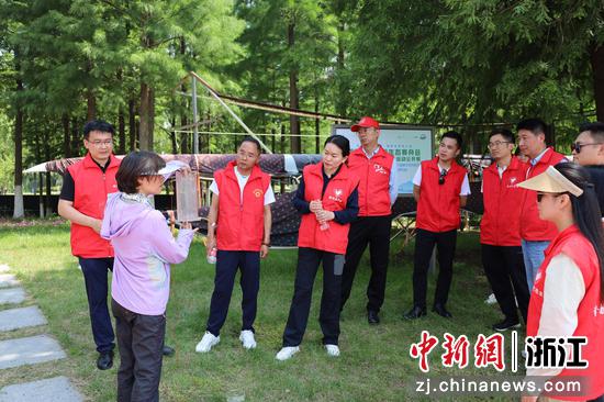 农工党员现场解析水质检测关键方法。吴佳丽 摄