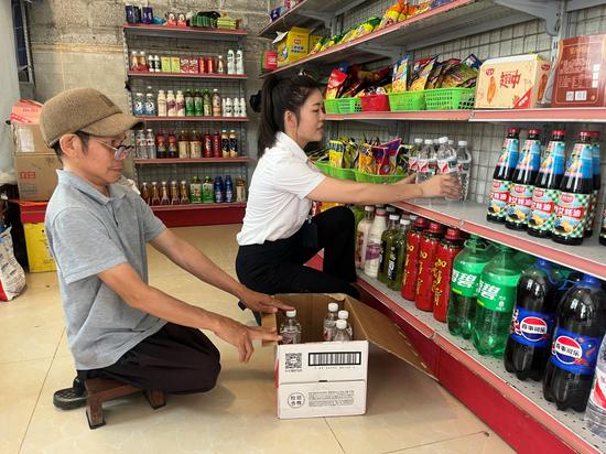 客户经理阮茜指导谭启庆理货场景。黄晓娜 摄