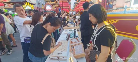 “下一站和田”文化旅游推介活动非遗和文创产品集市。石榴云/新疆日报记者 任江摄4