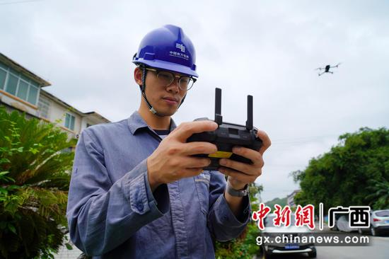南方电网广西柳州柳城供电局工作人员利用无人机巡视高考保供电场所。马聪 摄