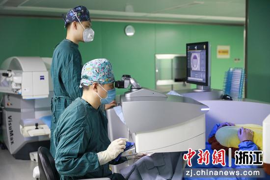 图为明视康团队为患者进行手术。(杭州明视康眼科医院供图) 图为明视康团队为患者进行手术。(杭州明视康眼科医院供图)