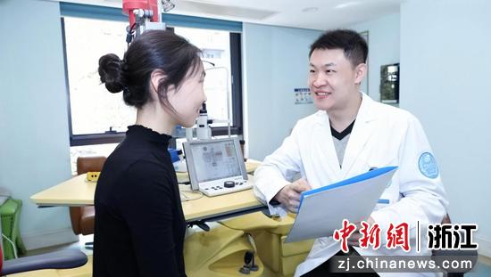 图为张君与患者沟通。(杭州明视康眼科医院供图) 图为张君与患者沟通。(杭州明视康眼科医院供图)