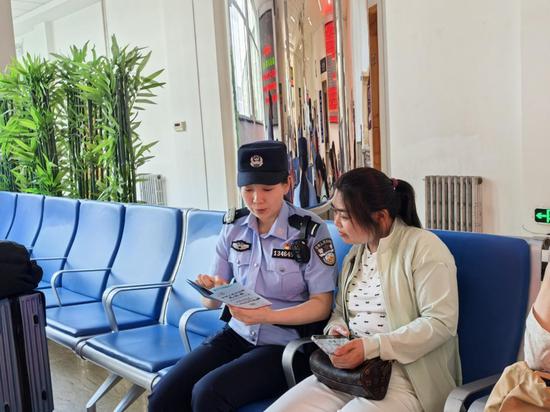 民警在候车室开展法治宣传。杨少瑞 摄 民警在候车室开展法治宣传。杨少瑞 摄
