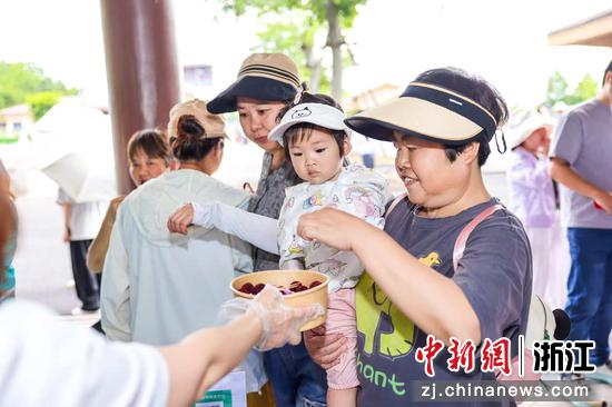 活动现场，游客品鉴杨梅。殷兴华 摄
