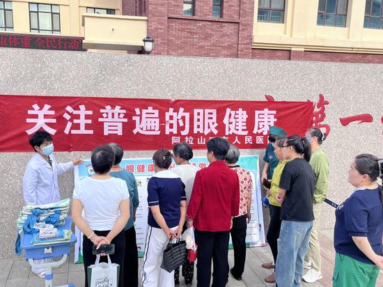 医护人员正在进行对家长进行护眼知识宣传。杨凤莲 摄 医护人员正在进行对家长进行护眼知识宣传。杨凤莲 摄
